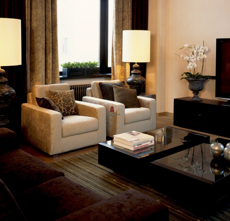 Коричневый диван в интерьере