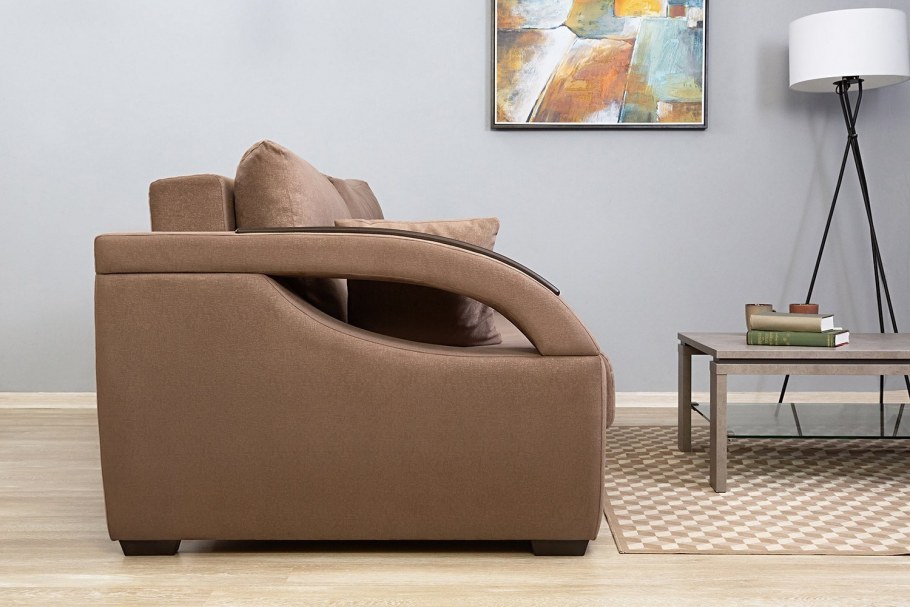 Бежевый диван с синими подушками