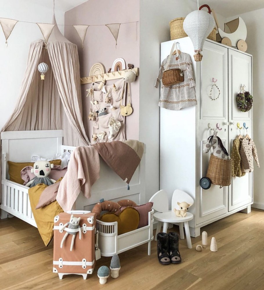 Комната для новорожденной девочки в розово-голубых тонах