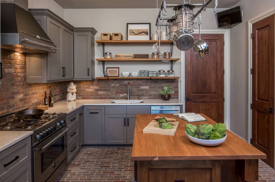 Серая кухня с деревянной столешницей