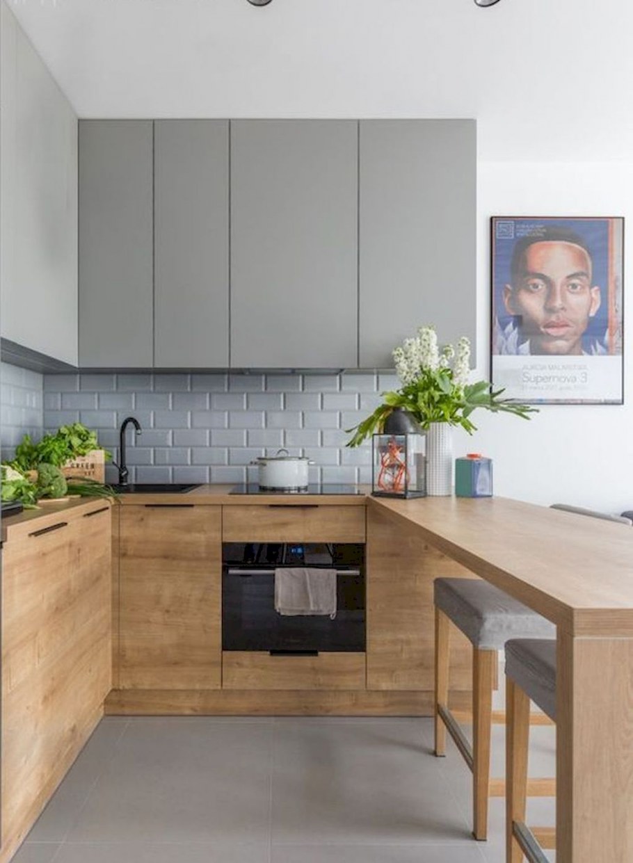 Кухня под дерево с серой столешницей