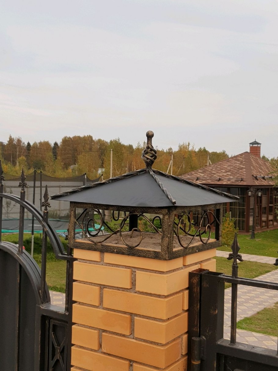 Кованые колпаки на кирпичные столбы