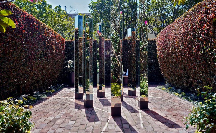 Современная скульптура в саду