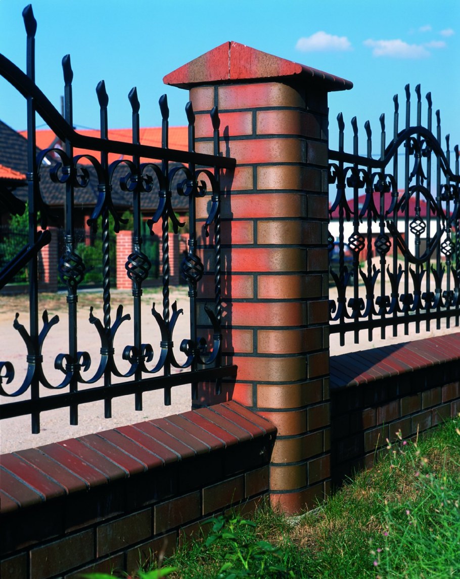 Красивый забор с кирпичными столбами