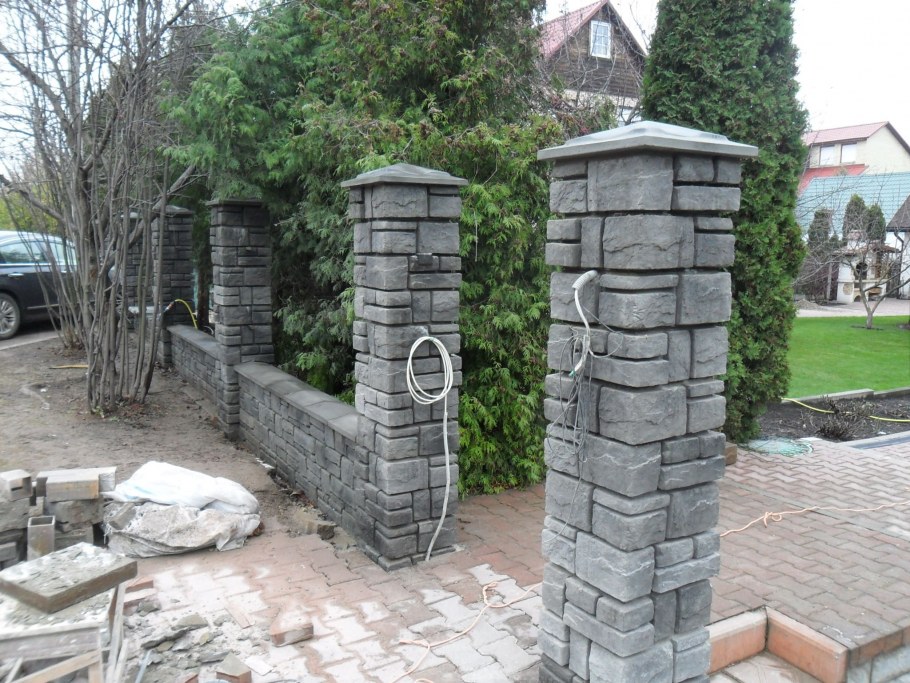 Забор с каменными колоннами