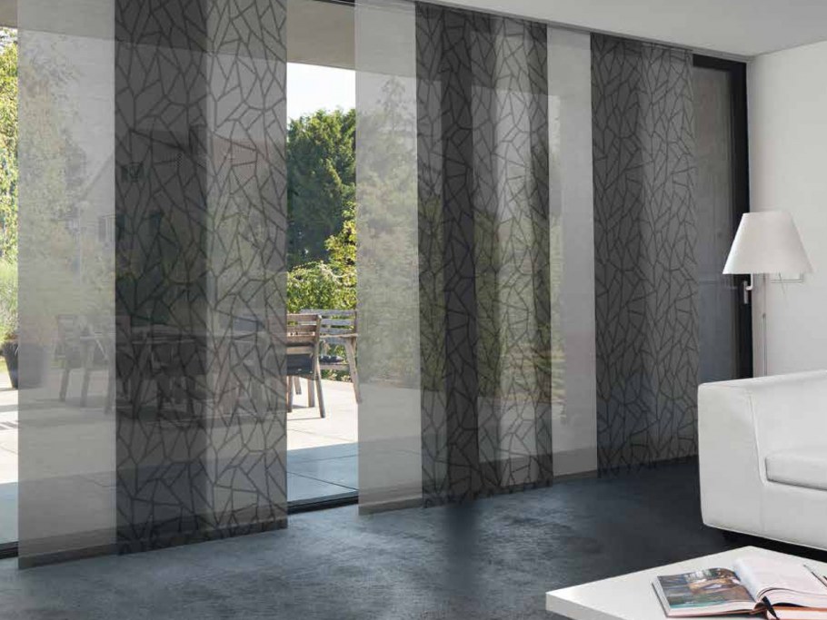 Японские шторы в гостиную в современном стиле