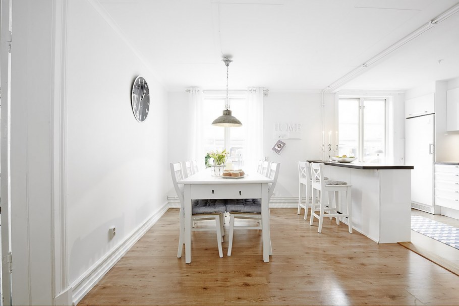 Белая квартира деревянный стол