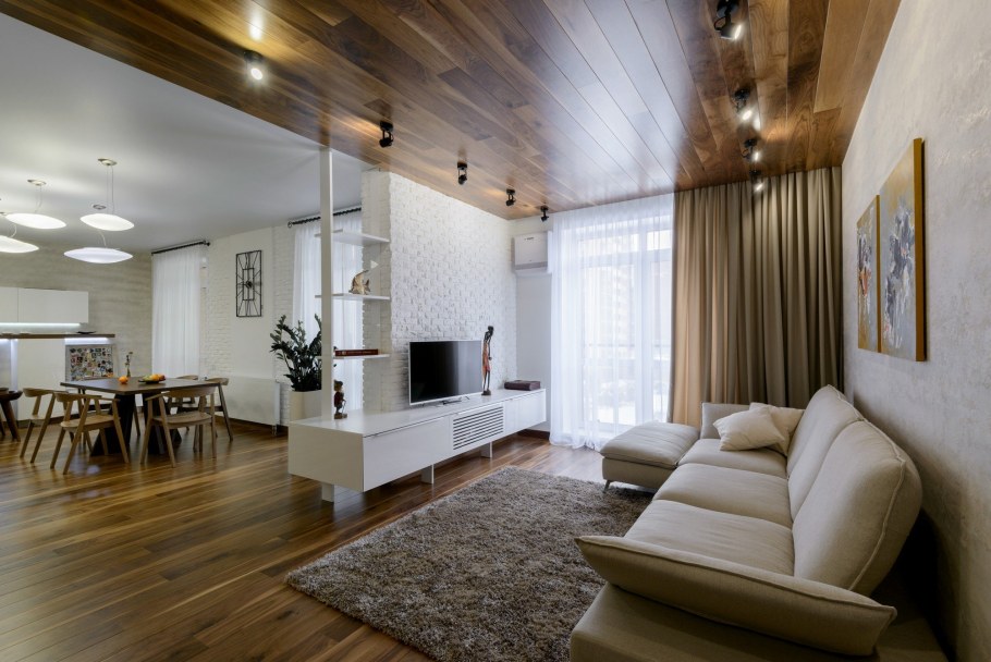 Деревянный потолок в гостиной