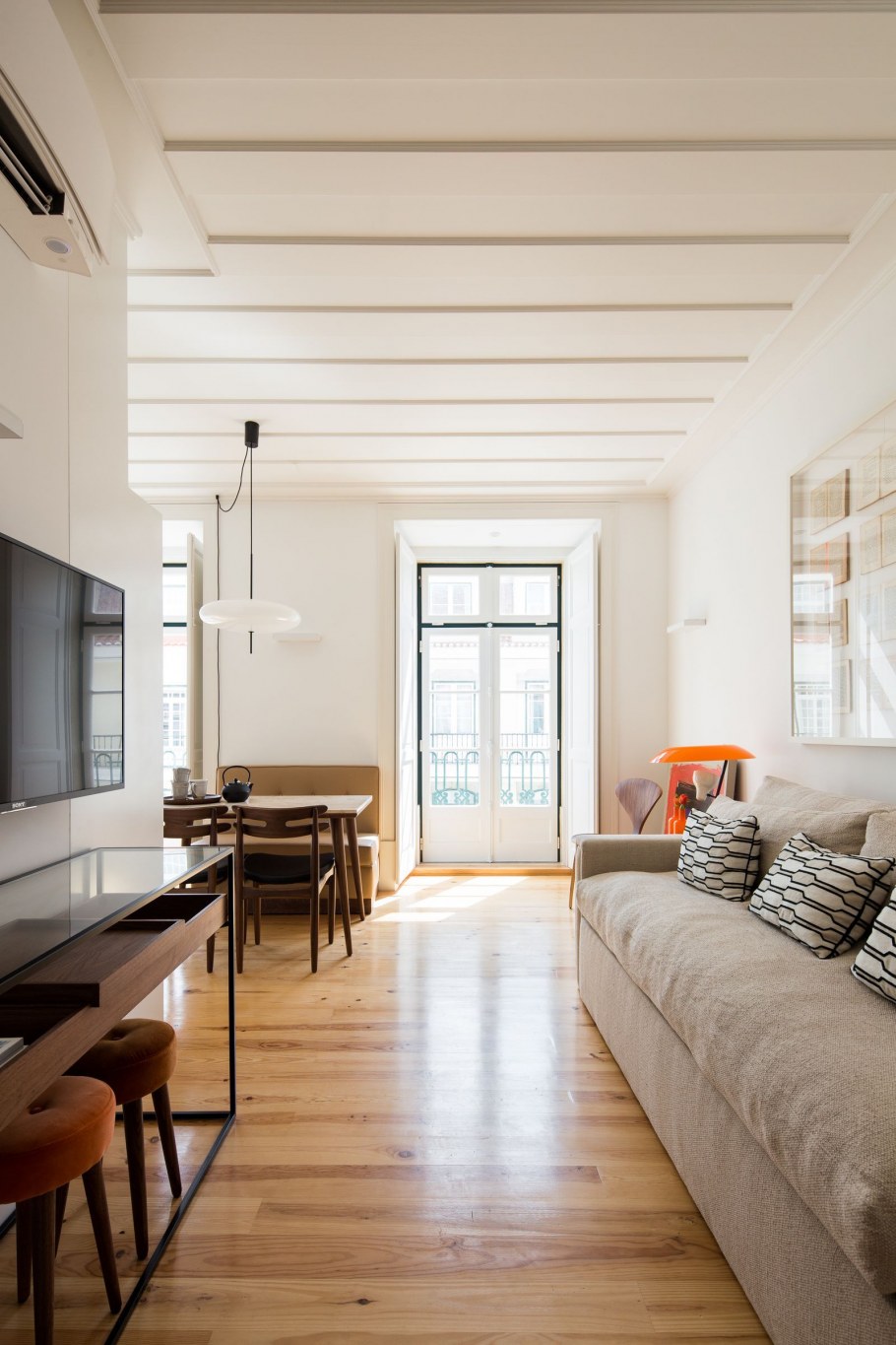 Белые стены деревянный пол