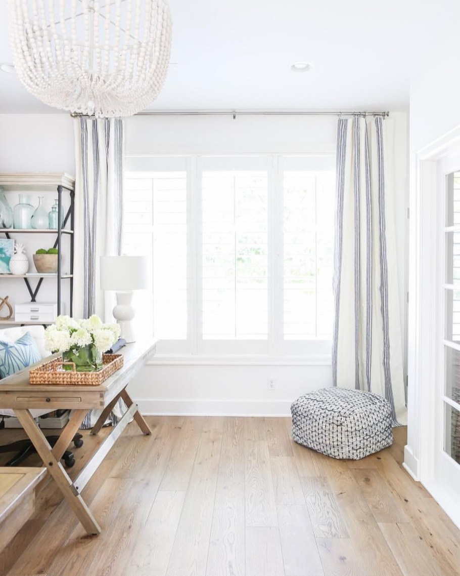 Белые стены деревянный пол