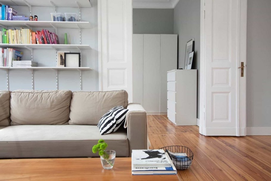 Светлый диван в скандинавском стиле