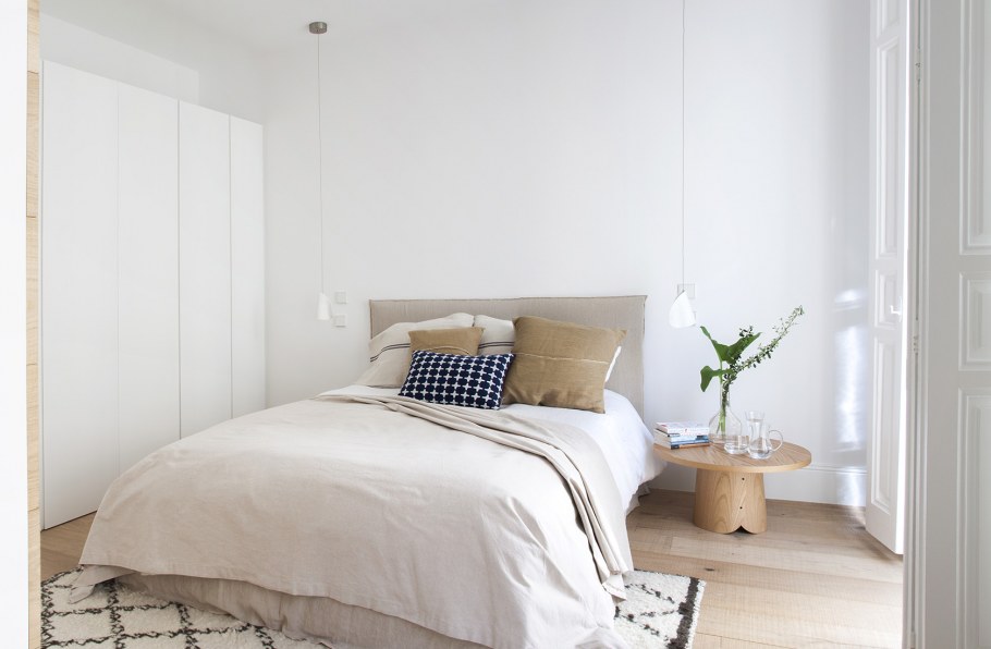 Скандинавская спальня и светлое дерево