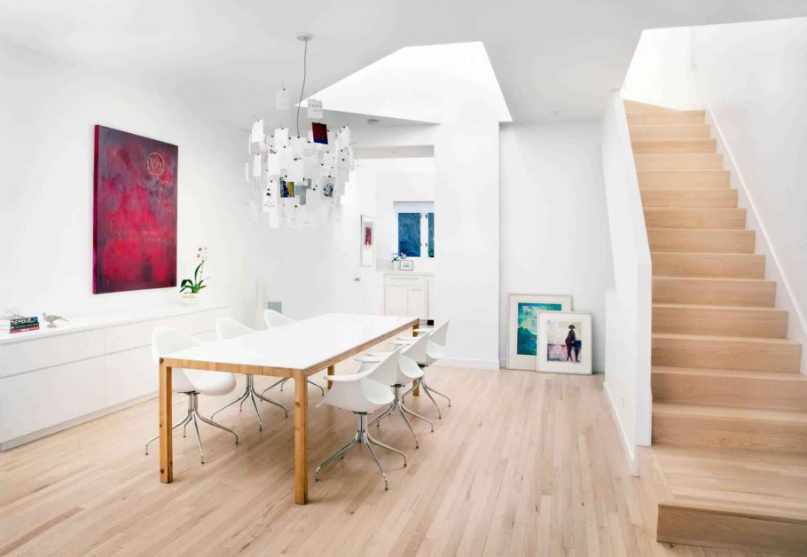 Коммерческий дизайн белые стены и светлое дерево