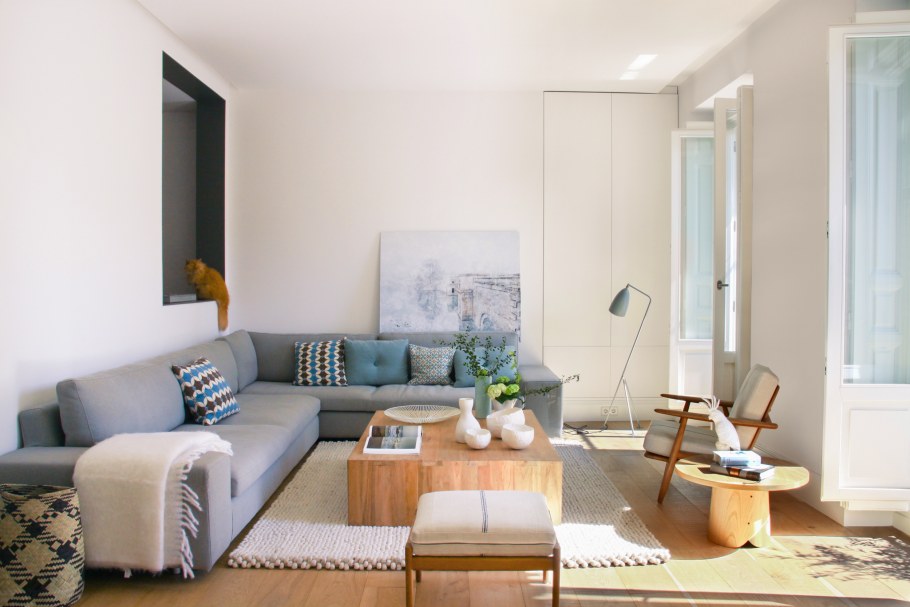 Белые стены и дерево в интерьере