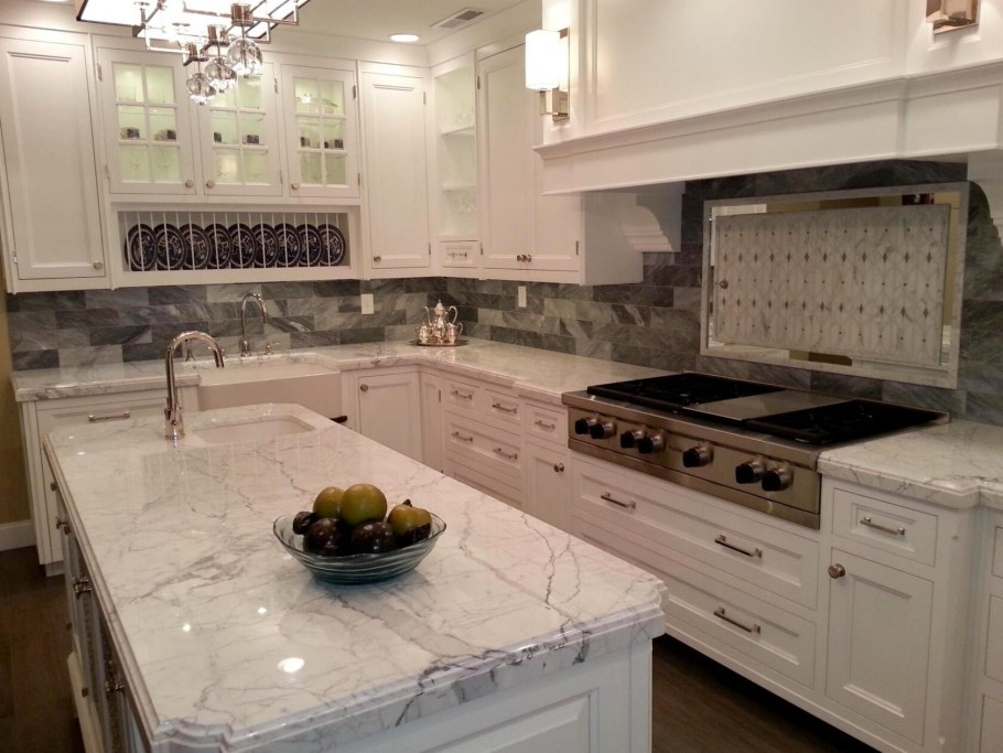 Кухонный гарнитур с мраморной столешницей