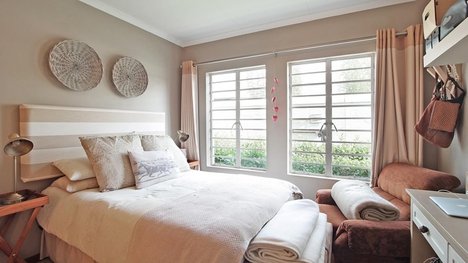 Кровать подиум у окна