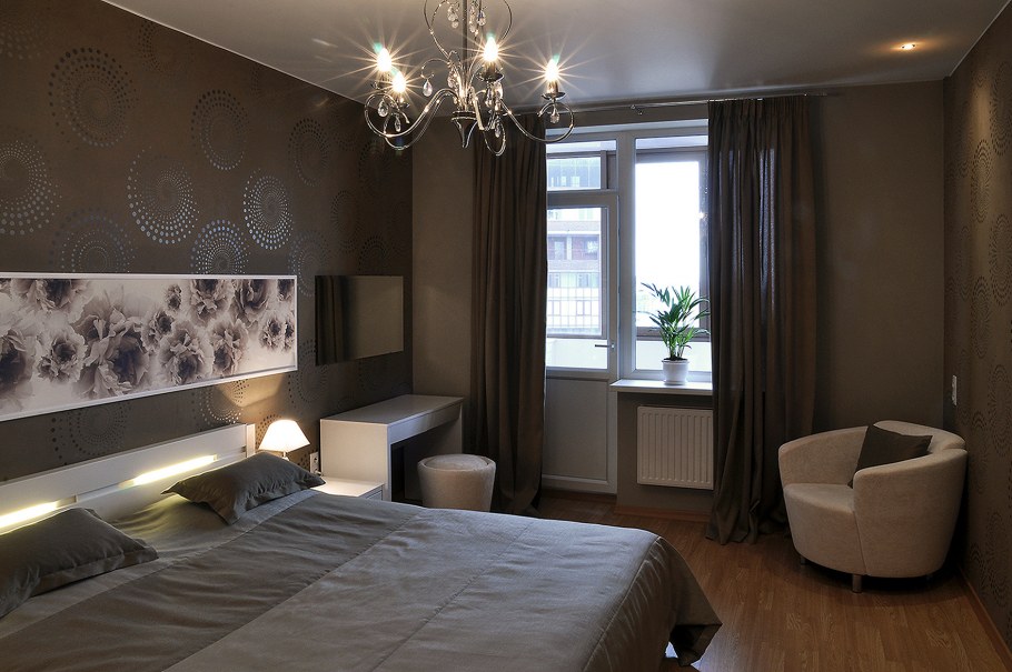 Небольшая спальня с выходом на балкон