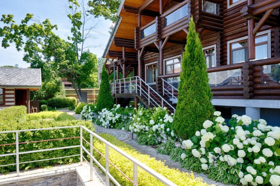 Загородный дом весной