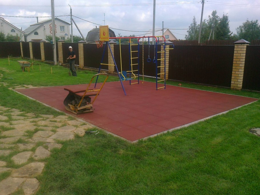 Резиновое покрытие для детских площадок на даче