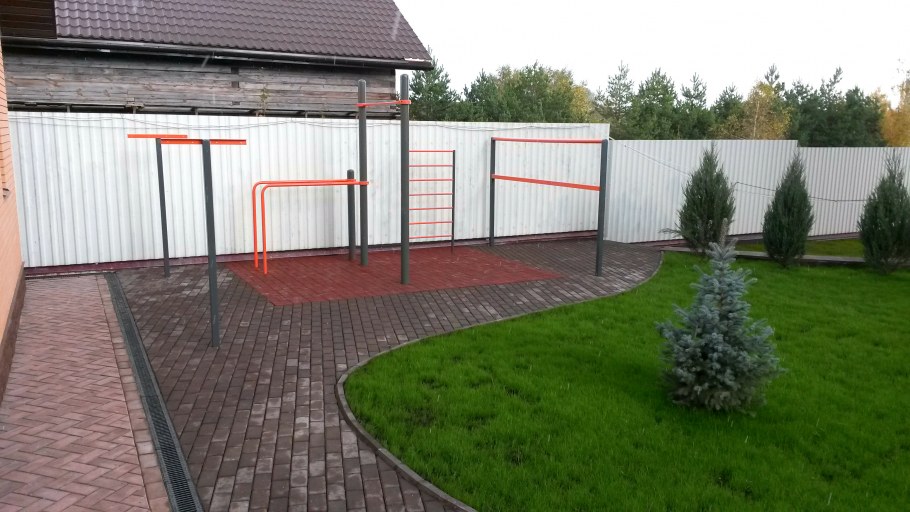 Спортивная площадка во дворе частного дома