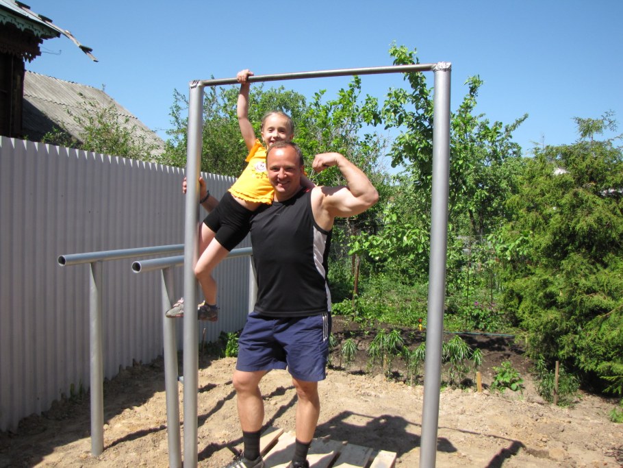 Турник и брусья во дворе