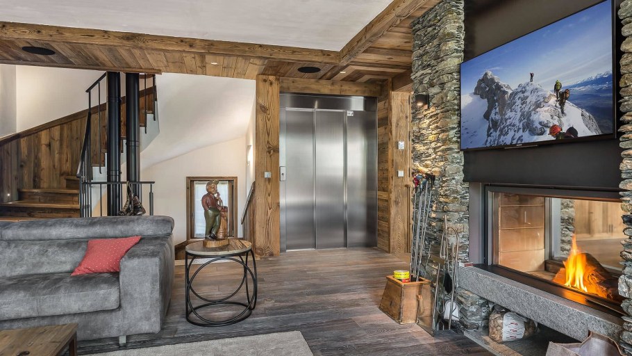 Камин в доме Шале