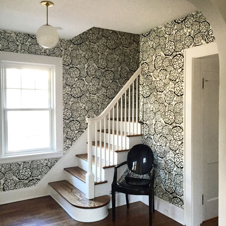Комбинирование обоев на лестнице