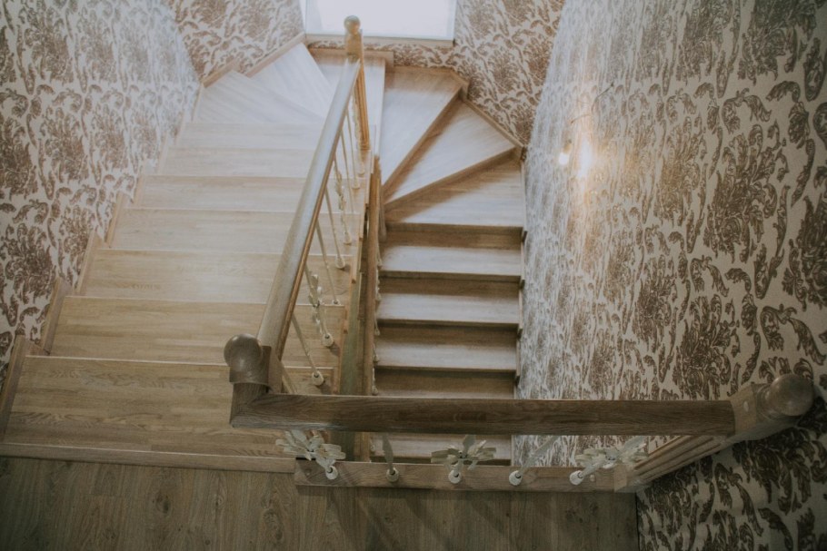 Развеска картин на лестнице