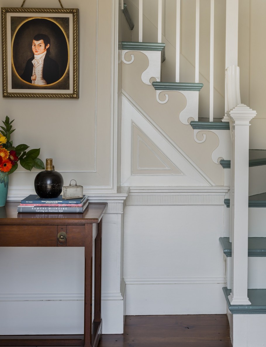 Крашенная деревянная лестница