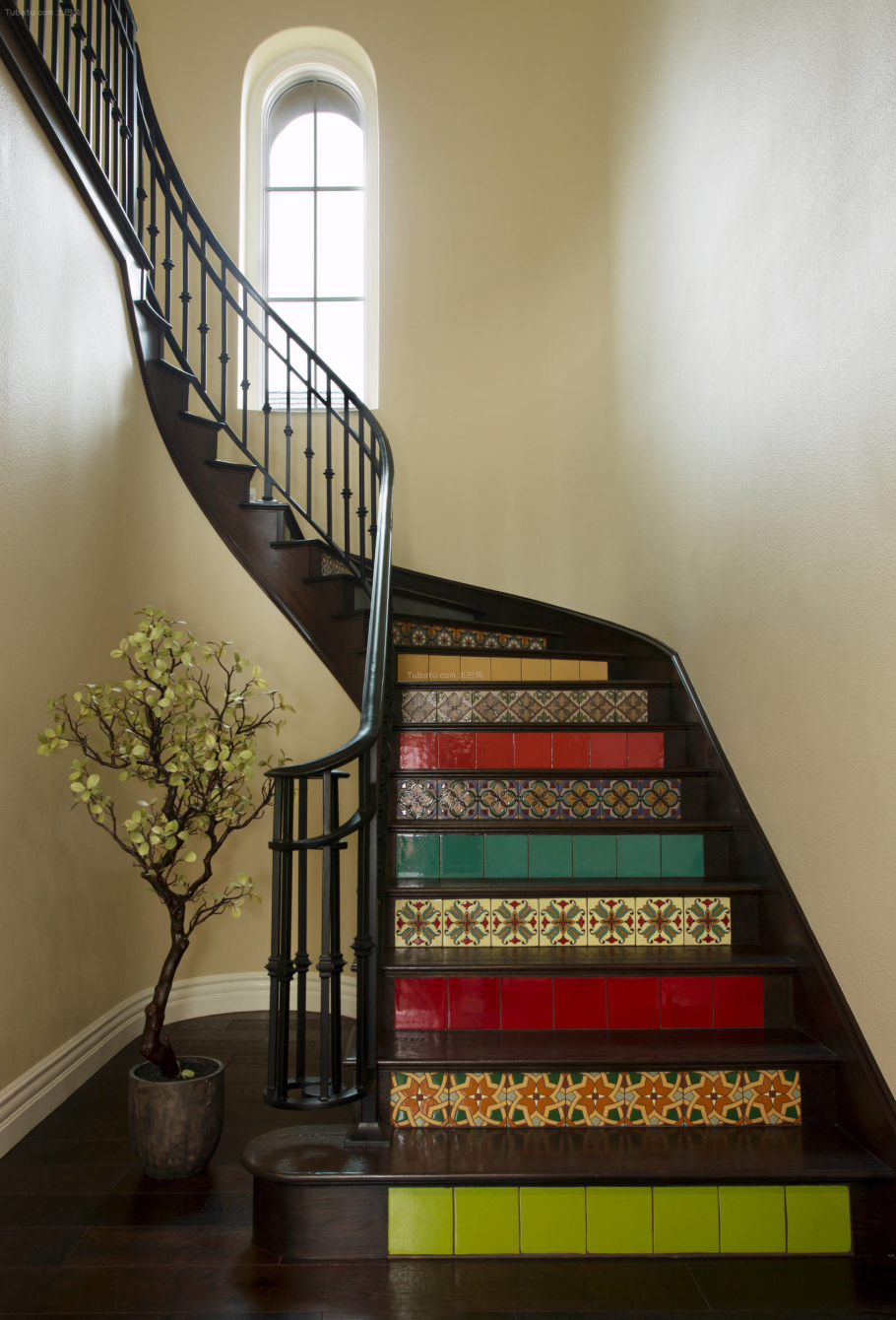 Декоративная лестница в интерьере