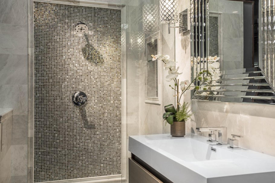 Мозаика из натурального мрамора в душевую