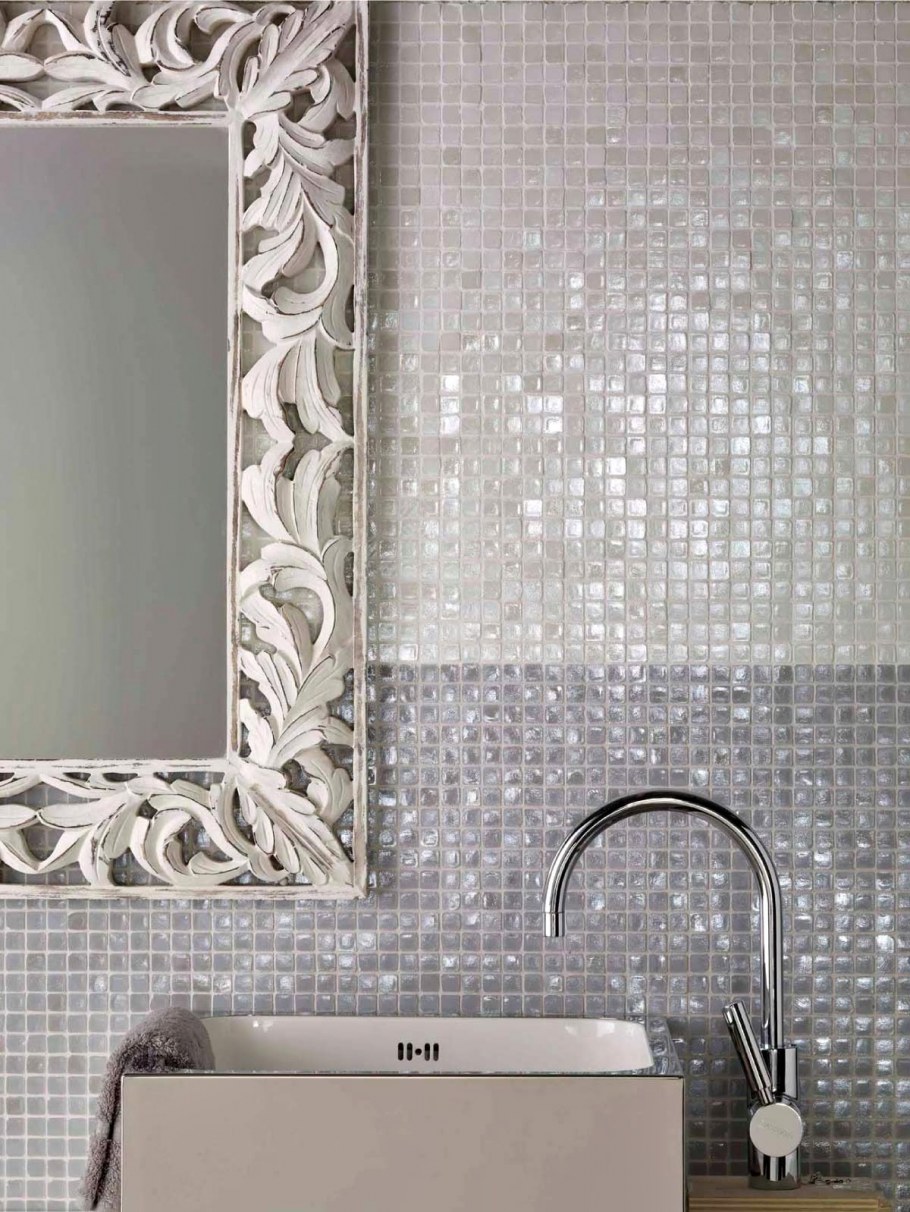Серебряная мозаика в ванной