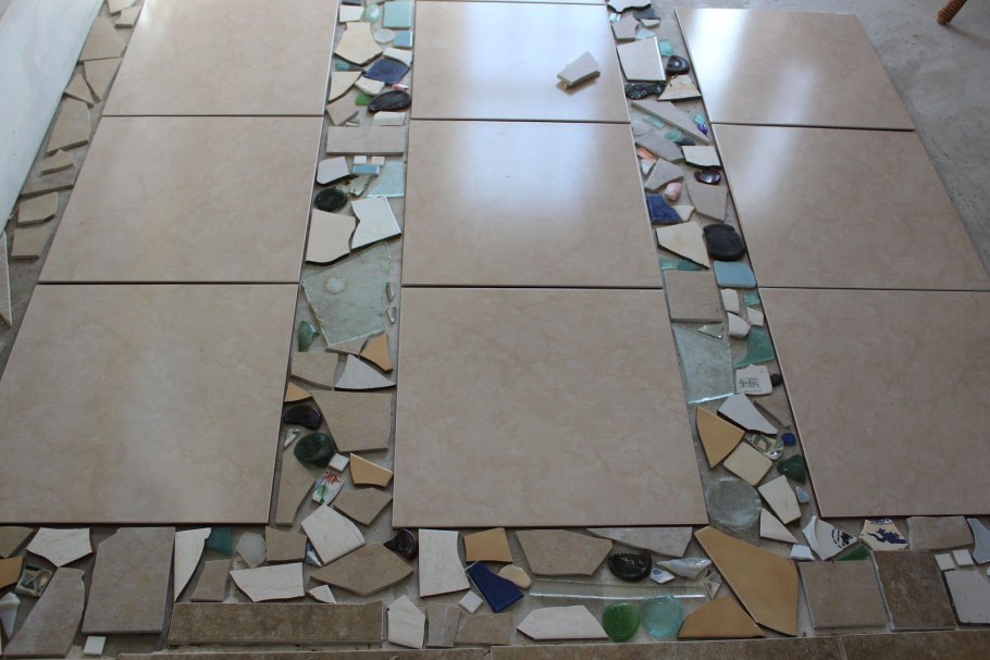 Пол с остатками кафеля