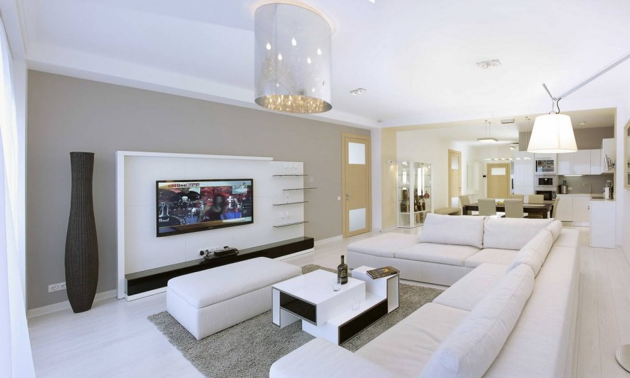 Гостиная в доме в светлых тонах