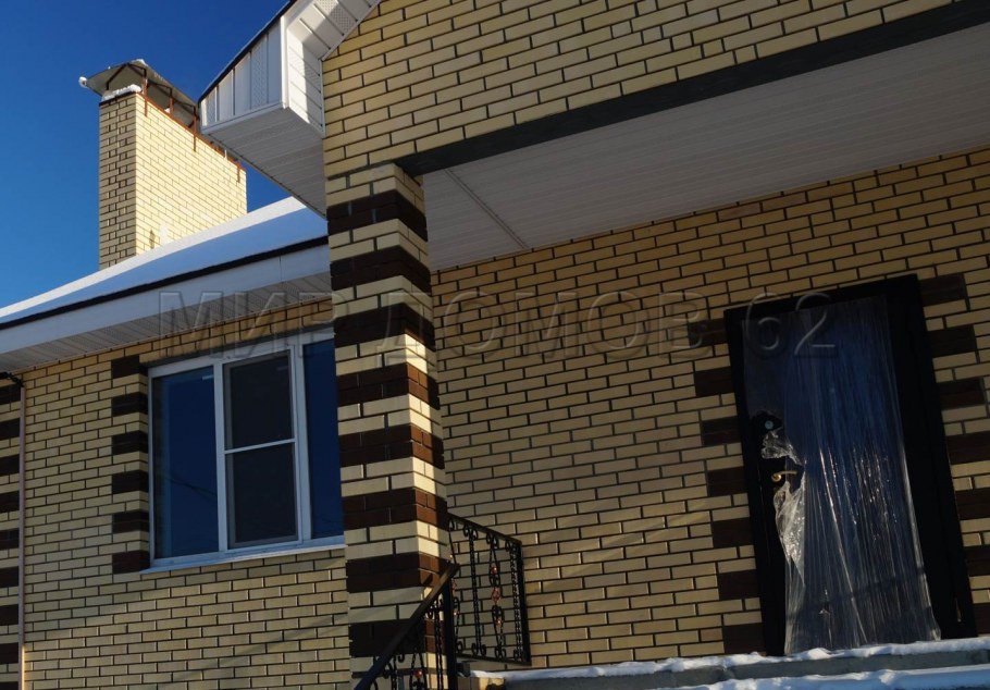 Отделка углов дома кирпичом