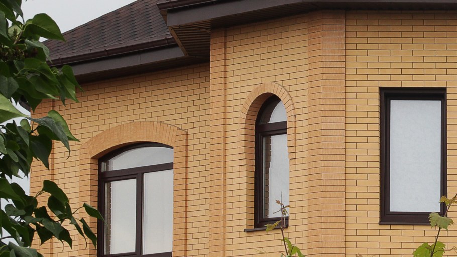 Фасад из желтого кирпича