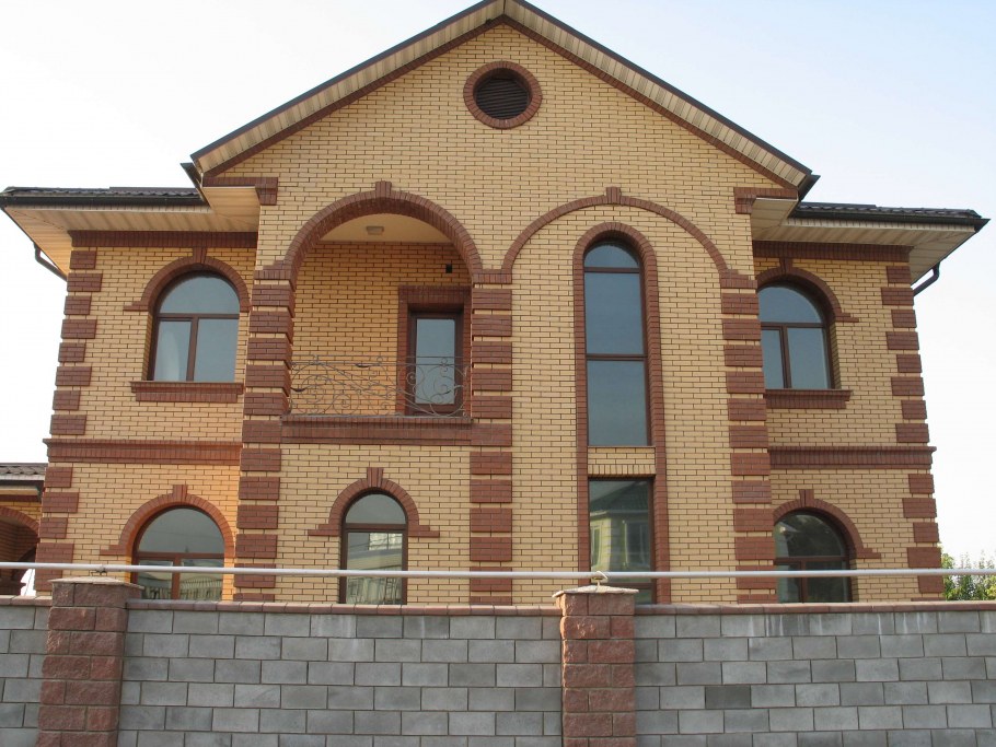 Красивая кладка желтого кирпича