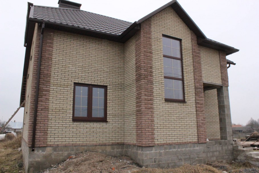 Дом из тёмного и светлого кирпича