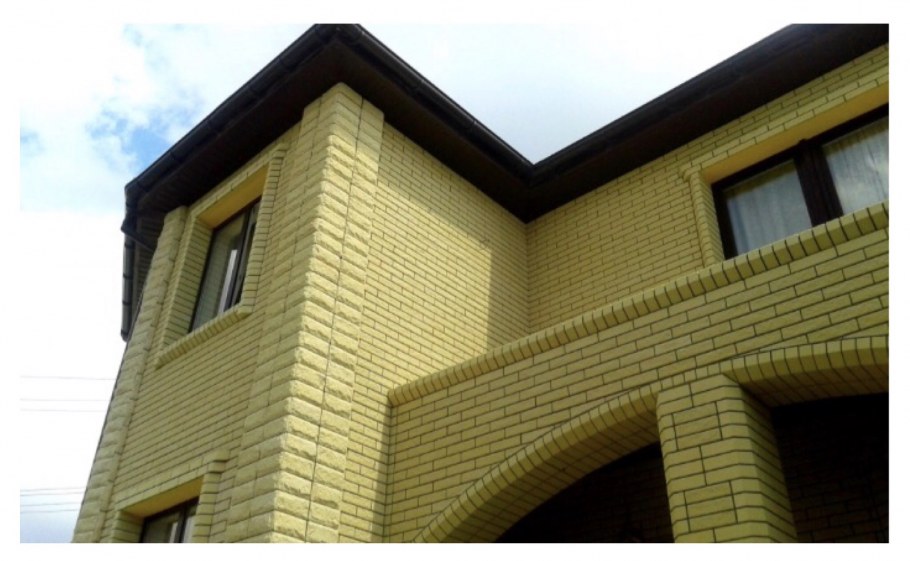 Дом облицованный желтым кирпичом