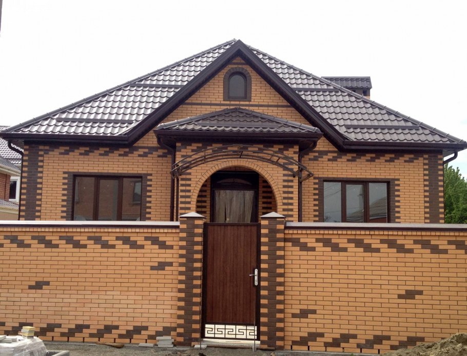 Одноэтажный дом из желтого кирпича