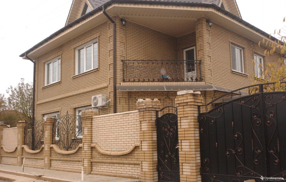 Дом красиво облицованный кирпичом