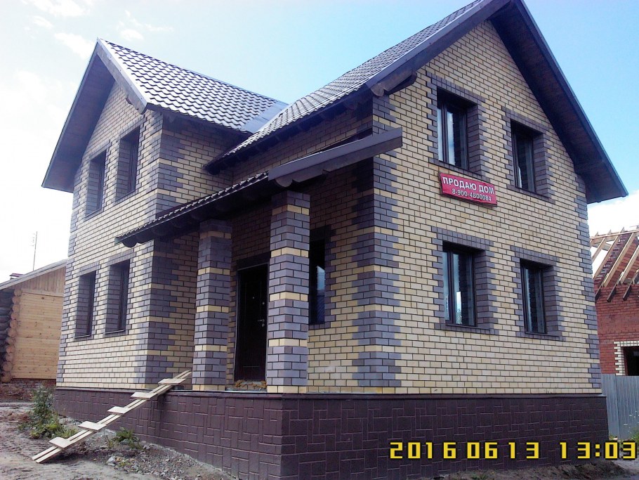 Дом из тёмного и светлого кирпича