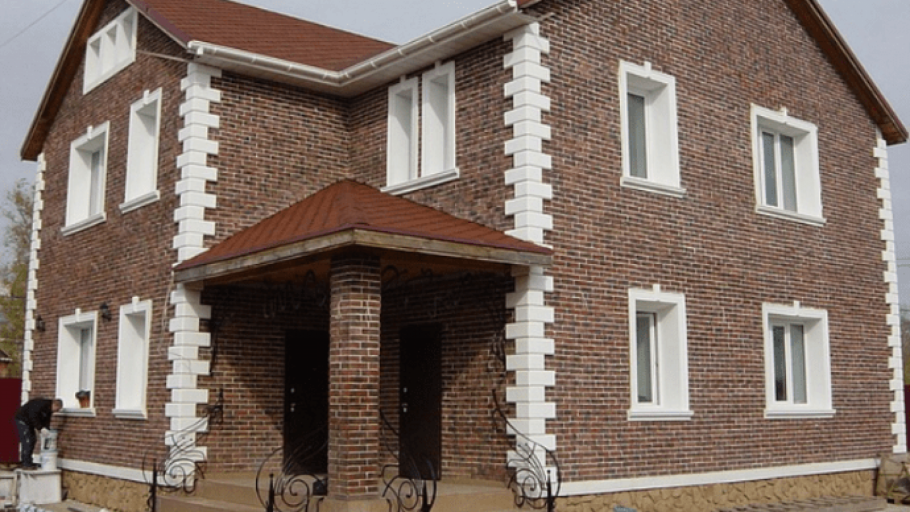 Отделка фасада кирпичного дома