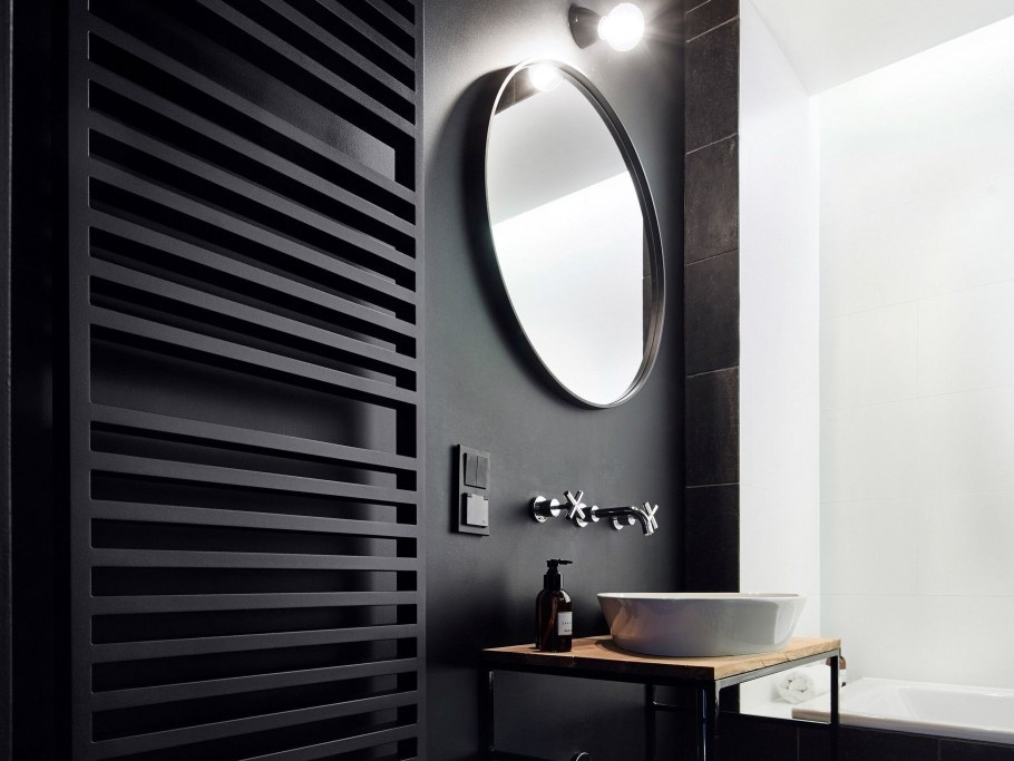 Черный полотенцесушитель в ванной