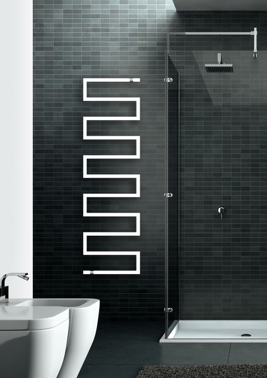 Чёрные полотенцесушители в санузле