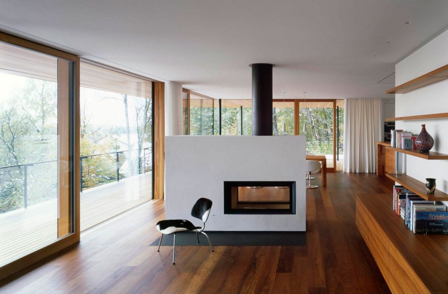 Гостиная с камином и панорамным остеклением