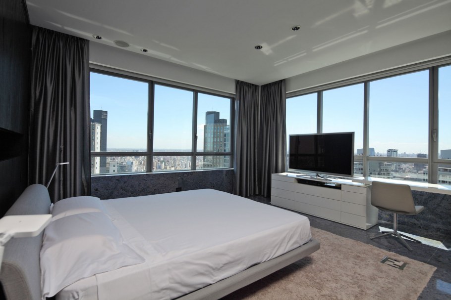 Телевизор у окна в интерьере