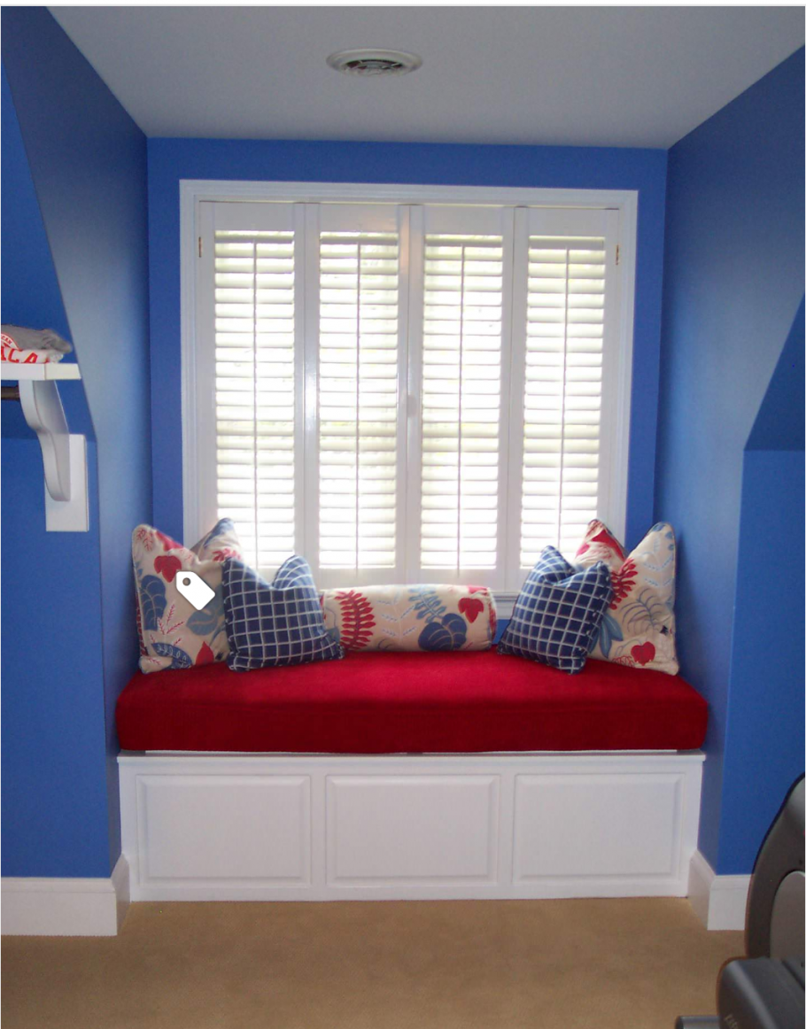 Кровать под окном в детской
