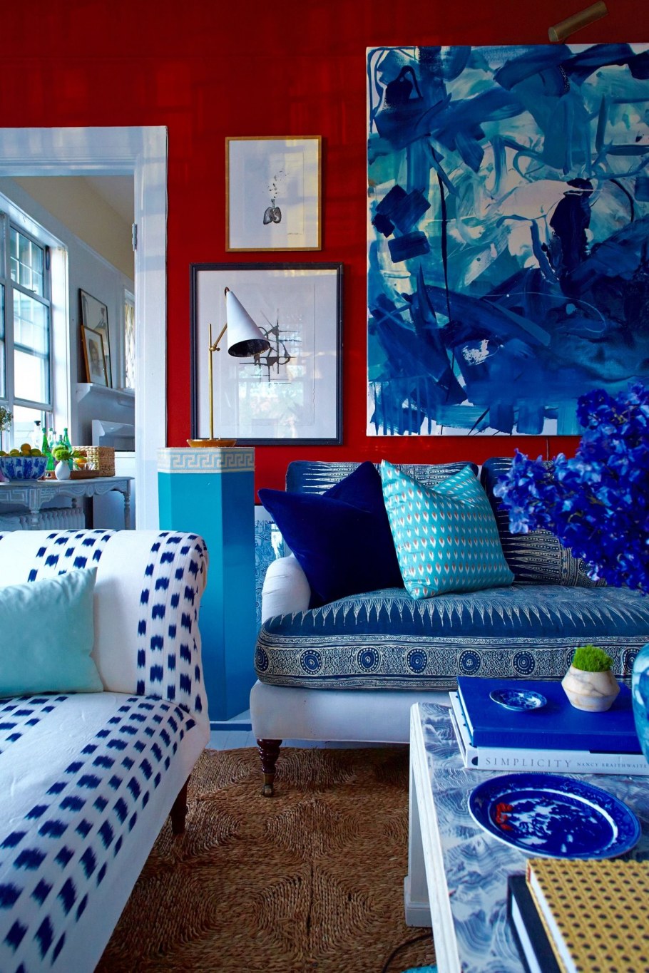 Интерьер с красными и голубыми тонами