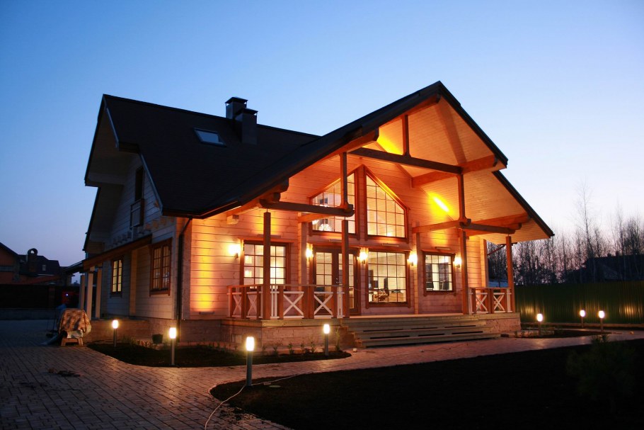 Освещение фасада деревянного дома